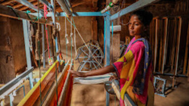 Woman weaving in the Dediapada