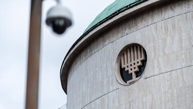 Das religiöse Symbol der Menora ist an der Synagoge der Jüdischen Gemeinde Düsseldorf an einem Fenster angebracht