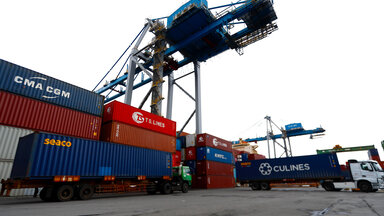 Container im Hafen von Keelung im Nordosten von Taiwan.