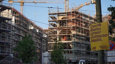Ein Transparent der Bürgerinitiative «Deutsche Wohnen & Co. enteignen» hängt in der Nähe einer Baustelle, die sich auf dem Neubauprojekt "Am Tacheles" an der Oranienburger Straße befindet. 