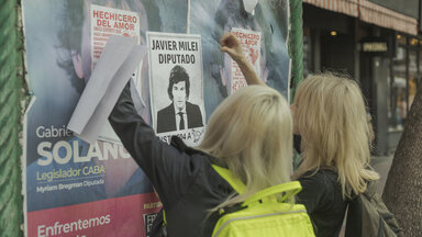 Anhänger der libertären Partei "La Libertad Avanza" hängen Poster ihres Anführers Javier Milei auf.