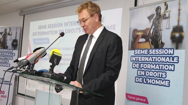 Jo Holden à la cérémonie d'ouverture de la 5ème session des Droits de l'Homme d'Abidjan