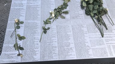 Weiße Rosen liegen zum Jahrestag der Reichspogromnacht auf der Gedenkplatte mit den Namen der im Dritten Reich aus Bielefeld deportierten Jüdinnen und Juden 