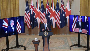 Präsident  Joe Biden, flankiert von Australiens Premierminister Scott Morrison, links, und Boris Johnson
