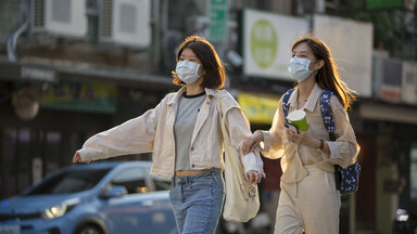 Taiwanerinnen mit Maske in Taipei