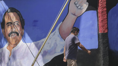 Ein Mann gehEin Mann geht an einem Wandgemälde des nicaraguanischen Präsidenten Daniel Ortega vorbei