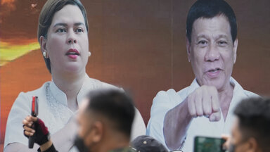 Ein Fahrzeug mit Fotos des philippinischen Präsidenten Rodrigo Duterte, rechts, und seiner Tochter, der Bürgermeisterin von Davao City, Sara Duterte