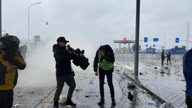 Die polnischen Streitkräfte setzen Wasserwerfer und Tränengas ein, um Migranten in der Pufferzone zwischen Belarus und der polnischen Grenze zu vertreiben. 