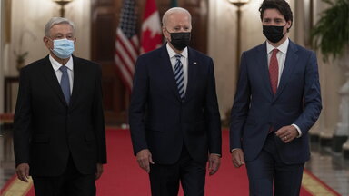 Der kanadische Premierminister Justin Trudeau  mit dem US-Präsidenten Joe Biden und dem mexikanischen Präsidenten Andres Manuel Lopez Obrador bei dem North American Leaders' Summit am Donnerstag, 18. November 2021 in Washington, D.C.