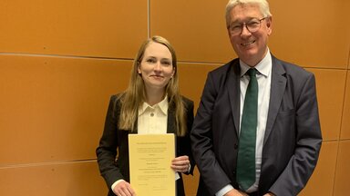 Preisträgerin Dr. Margarete Tiessen mit dem Laudator und stellvertretenden Kuratoriumsvorsitzenden Prof. Dr. Eckart Conze (Marburg).