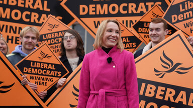 Nachwahlen in North Shropshire. Die neu gewählte Abgeordnete Helen Morgan in Oswestry, Shropshire, nach ihrem Sieg bei den Nachwahlen in North Shropshire.