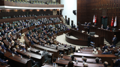 Recep Tayyip Erdogan hält eine Rede während der Fraktionssitzung seiner Partei in der großen türkischen Nationalversammlung in Ankara, Türkei, am 1. Dezember 2021. 