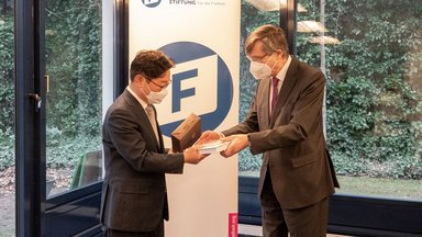Park Beom Kye,  Südkoreas Justizminister und Karl-Heinz Paqué, Vorstandsvorsitzender der Friedrich Naumann Stiftung für die Freiheit, Professor Karl-Heinz Paqué im Hauptstadtstudio