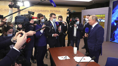Russia: Reporters gather around Russian President Vladimir Putin