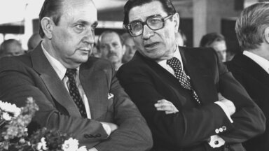 Vizekanzler Hans-Dietrich Genscher (l, FDP) und Werner Maihofer (r, FDP)