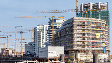 Blick auf eine neu gebaute Wohnanlage