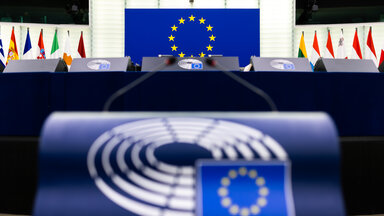 Die Flagge der Europäische Union ist im Vorfeld einer Plenarsitzung hinter einem Rednerpult zu sehen