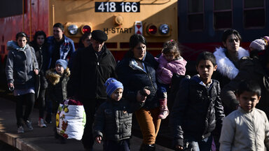 Geflüchtete aus der Ukraine kommen am 27. Februar 2022 in Ungarn an