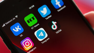 Auf dem Bildschirm eines Smartphones sind die Logos der Apps VKontakte (oben l-r), Twitter, RT News, Facebook, Instagram (unten l-r), Telegram und TikTok zu sehen.