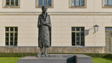 Denkmal Lise Meitner an der Humboldt-Universität in Berlin