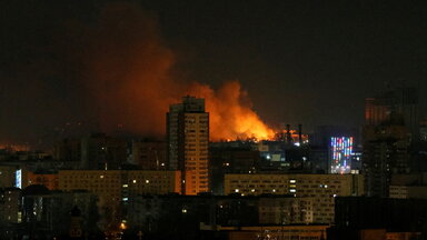 Rauch und Flammen in der Nähe von Kiew