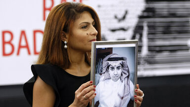 Ensaf Haidar, die Frau des saudi-arabischen Bloggers Raif Badawi, zeigt ein Porträt ihres Mannes. 