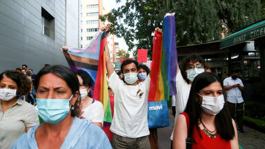 LGBTI+-Fahnen aud einer Demonstration 