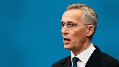 NATO-Generalsekretär Jens Stoltenberg spricht während einer Medienkonferenz während eines außerordentlichen NATO-Gipfels.