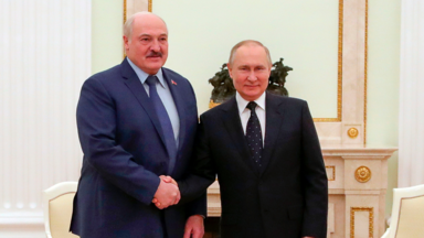 Der russische Präsident Wladimir Putin bei einem Treffen mit dem belarussischen Präsident Alexander Lukaschenko am 11. März 2022 in Moskau 