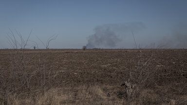 Am 22. März steigt außerhalb der Stadt Saporischschja in der Ukraine auf einem Feld Rauch auf