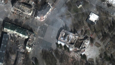 Dieses von Maxar Technologies zur Verfügung gestellte Satellitenbild zeigt Schäden an einem Theater in Mariupol (Mitte rechts) und an nahe gelegenen Gebäuden in Mariupol, Ukraine