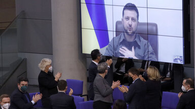Der ukrainische Präsident Wolodymyr Selenskyj spricht per Live-Schaltung aus Kiew in der 20. Sitzung des Deutschen Bundestages im Reichstagsgebäude. Berlin, 17.03.2022