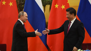 Der russische Präsident Wladimir Putin, links, schüttelt dem chinesischen Präsidenten Xi Jinping die Hand