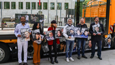 Politische Aktivisten demonstrieren zusammen mit anderen Demonstranten vor der türkischen Botschaft in Berlin