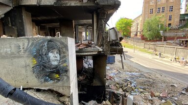 Nach dem Einschlag einer russischen Rakete in einem 22-geschossigen Wohnhaus in Kiew sind die Wohnungen in den unteren Stockwerken zerstört und nicht mehr bewohnbar