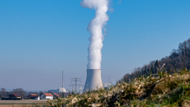 Das Atomkraftwerk (AKW) Isar 2. Das Kernkraftwerk im Landkreis Landshut ist das letzte in Bayern, das noch nicht endgültig vom Netz gegangen ist.
