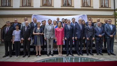 Der tschechische Premierminister Petr Fiala und die Präsidentin des Europäischen Parlaments Roberta Metsola posieren für ein gemeinsames Foto mit Mitgliedern der tschechischen Regierung und Mitgliedern der Konferenz der Präsidenten des Europäischen Parlaments