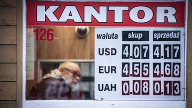 Eine Wechselstube zeigt den Wechselkurs der gefallenen ukrainischen Griwna, des Euro und des US-Dollars an. 