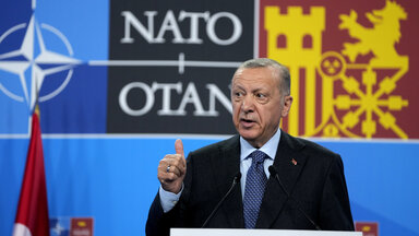 Der türkische Präsident Recep Tayyip Erdogan spricht während einer Pressekonferenz auf einem NATO-Gipfel in Madrid, Spanien 