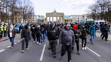 Teilnehmer an einer Demonstration von Rechtsextremisten und 'Reichsbürgern' vor dem Brandenburger Tor 