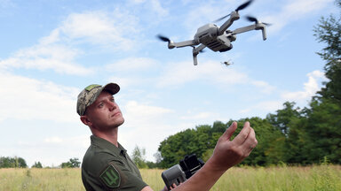  Ein Soldat betrachtet eine Drohne in einem Stützpunkt, in dem ukrainische Militärangehörige lernen, Drohnen für Kampfeinsätze zu steuern