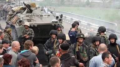 Ukrainische Panzer und Soldaten