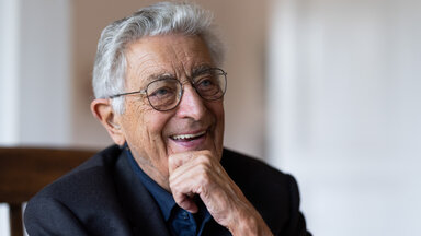 Gerhart Baum (FDP), früher Bundesinnenminister, steht in seiner Wohnung. 