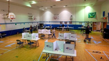 Während sich die Amerikaner auf den Weg zu den Wahllokalen machten, um an den Zwischenwahlen 2022 teilzunehmen, strömen die Frühwähler in den Morgenstunden in die Lyles-Crouch Traditional Academy in Alexandria, Virginia, Dienstag, 8. November 2022.