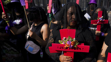 Demonstranten in schwarzen Schleiern halten Kreuze mit dem spanischen Wort "Gerechtigkeit" während einer Demonstration gegen Femizide 