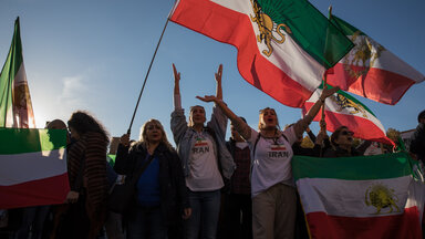 Demonstranten versammeln sich aus Solidarität mit den Protesten im Iran. Die Demonstranten protestierten gegen das Mullah-Regime im Iran und drückten ihre Trauer über den Tod von Mahsa Amini aus. Die Demonstranten gingen auch gegen staatliche Gewalt und unzureichende Frauenrechte im Iran auf die Straße.