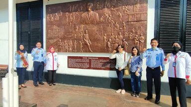 Vertreter des Justizministeriums und von der Naumann-Stiftung besuchen ein Gefängnis in Yogyakarta