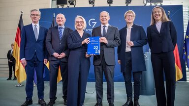 Bundeskanzler Olaf Scholz (SPD), nimmt von Monika Schnitzer, Vorsitzende des Sachverständigenrats das Jahresgutachten 2022/2023 zur Begutachtung der gesamtwirtschaftlichen Entwicklung durch den Sachverständigenrat entgegen.