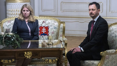 Der slowakische Premierminister Eduard Heger trifft die slowakische Präsidentin Zuzana Caputova, nachdem das Parlament seiner Regierung im Präsidentenpalast in Bratislava das Misstrauen ausgesprochen hat