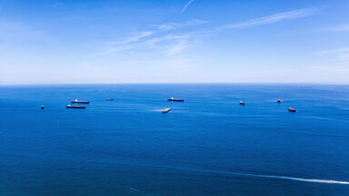 Aussicht vom Felsen von Gibraltar auf das offene Meer, auf denen mehrere Handelsschiffe fahren